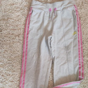 Adidas byxor  - Adidas byxor som jag inte använder längre. Fint skick. Finns dock en fläck, se bild, som jag inte har försökt att ta bort. Stl 164. 