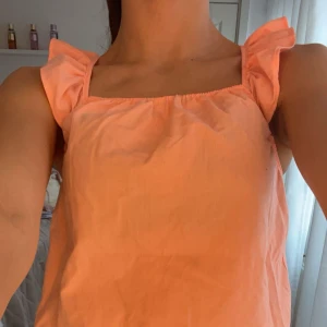 Orange blus - Super söt orange blus. Köpt för 350 ca säljer för 30 pga rensat min garderob 💕💕
