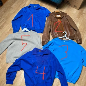 Överdelar blandat - 1. Made in USA Storlek S -150kr 2. Läderjacka 38/XS/S -250kr 3. Baggy sweatshirt usa Xl- 150kr 4. Fransk arbetartröja S/M - 200kr 5. Stickad Arket tröja S- 200kr 6. Merinoull S - 150kr 7. Adidas SB tröja M - 200kr 8. Armeskjorta S- 150kr 9. 200kr 