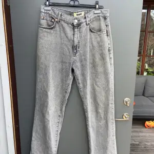 Woodbird stonewashed jeans Straight/rak byxa Strlk 32x32 1100kr nypris