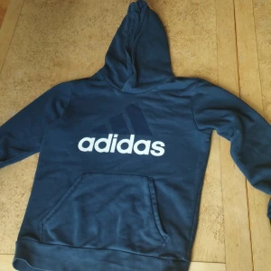 Navy Blue/Mörkblå Adidas Hoodie  - En jättefin mörkblå Adidas Hoodie i jättebra skick, storlek M o funkar som unisex. Passar till allt o kan användas i nästan alla sammanhang‼️ (Mörkare blå färg än vad som syns i bilden👍)