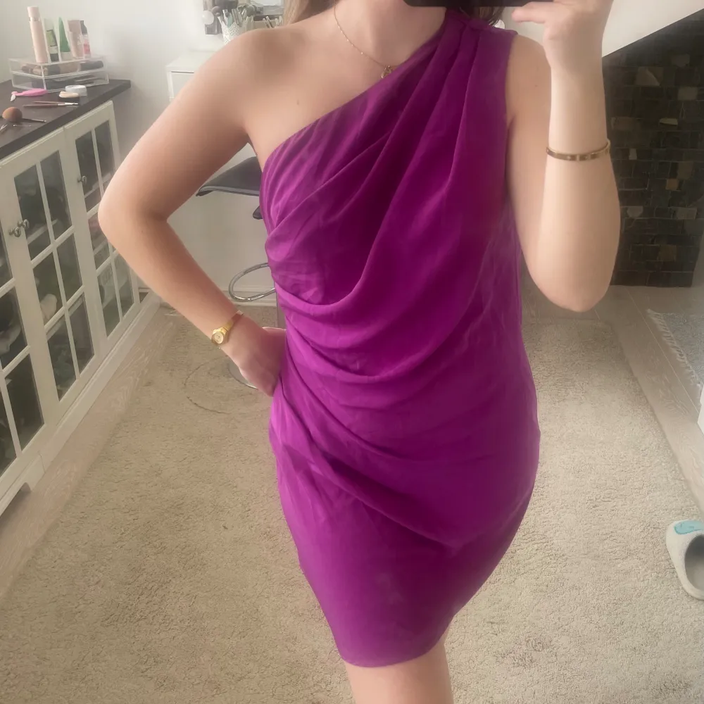 Lila one shoulder miniklänning från Asos i storlek 36💜 I lite satin material🥰. Klänningar.