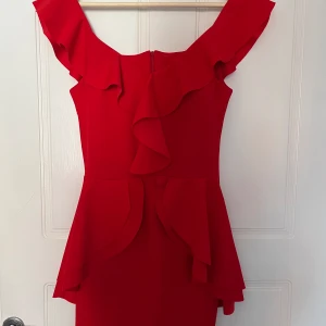 Off shoulder röd klänning  - Bra skick, röd klänning, storlek XS till S
