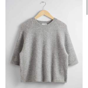 Säljer denna tröjan i grå. Endast använd 2 gånger och i storlek xs. Pris kan diskuteras 