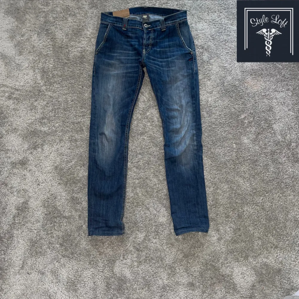 Här är ett par dondup jeans som passar perfekt till våren. Jeansen i bra skick. Skriv om ni har frågor. Jeans & Byxor.