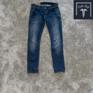 Dondup  - Här är ett par dondup jeans som passar perfekt till våren. Jeansen i bra skick. Skriv om ni har frågor. Lappen på in sidan är skadad men de syns inte om man har dom på. SISTA BILDEN!