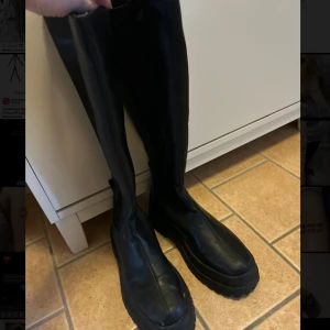 Jättefina boots! - Tvärsnygga boots som kan användas både till vardag och utekväll! Finns en liten klack. De ska självklart tvättas av! Använda 1 gång. 