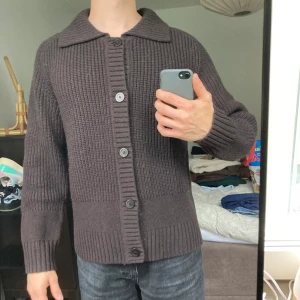 Cardigan Cos  - Brun tröja från Cos i bra skick.