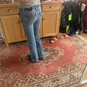 bootcut miss me jeans med fickor.storlek 26 känns som Xs. midjemått:35-36 innerbensmått:120
