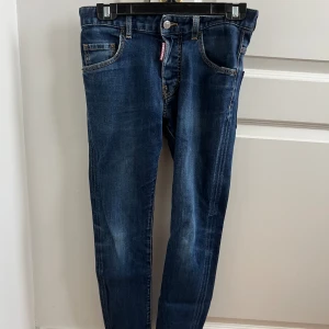 Dsquared2 byxor  - Dsquared byxor junior strl 160 cm. Byxorna är inte i super skick vilket går att se på bakfickan och därmed priset. 