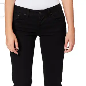 Jättefina svarta ltb jeans, inga defekter fint skick Inte används mycket❤️Köpte för 830 kr😇😇