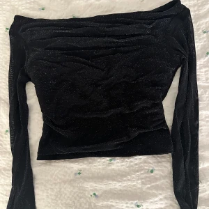 Fest top - Glittrig tröja, ärmarna är i mesh. Använd en gång 