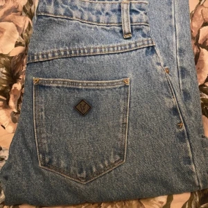 JEANS  - Jeans från jeansbolaget. Orginalpris 1200 kr! Har endast använts ett par gånger och är i fint skick 