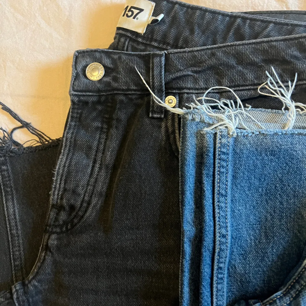 Säljer ett paket med två Lågmidjade jeans! Jättefina men får ingen användning av de tyvärr. Ena är svarta men lite ”stentvättade” och de andra är vanliga blåa🤍  Säljer båda för 200 kr!. Jeans & Byxor.
