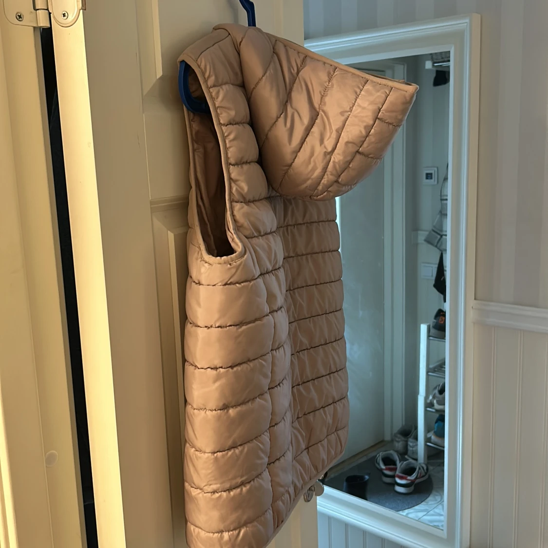 Beige väst med luva  - 90