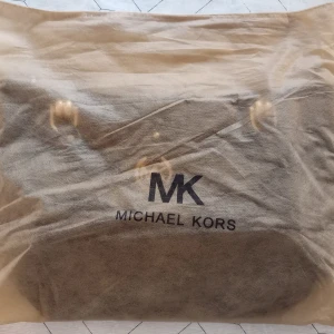 Michel Kors väska - Säljer denna Michel Kors väska som har köpts här på Plick för 2000:-. Inga defekter, nästan som helt ny. Bilderna är lite suddiga, så hör av dig om du vill ha fler. Köparen står för frakten. 