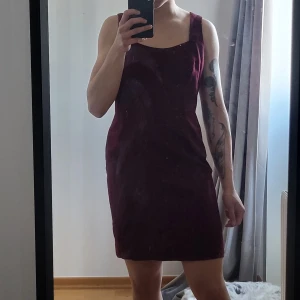 Klänning - En vinröd klänning som passar bra till vardags eller middag. Knappt använd då den är för stor för mig. 