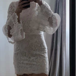 Studentklänning - En studentklänning jag absolut älskade att ha. Använd bara en gång. Var så nöjd med den under studenten och de fina ärmarna 😍 