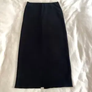 Stickad midi kjol med slits bak från Zara. Använd en gång, storlek S🖤