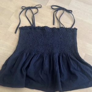 Superfin topp!! - SUPERFIN mörkblå volangtopp med knyten (se flera bilder), från shein, använd fåtal ggr💋!!