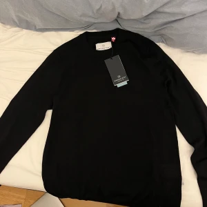 Svart sweatshirt  - Laid back grisch svart sweatshirt/ Crewneck i merinoull. Aldrig använd. Nypris 1000 kr 