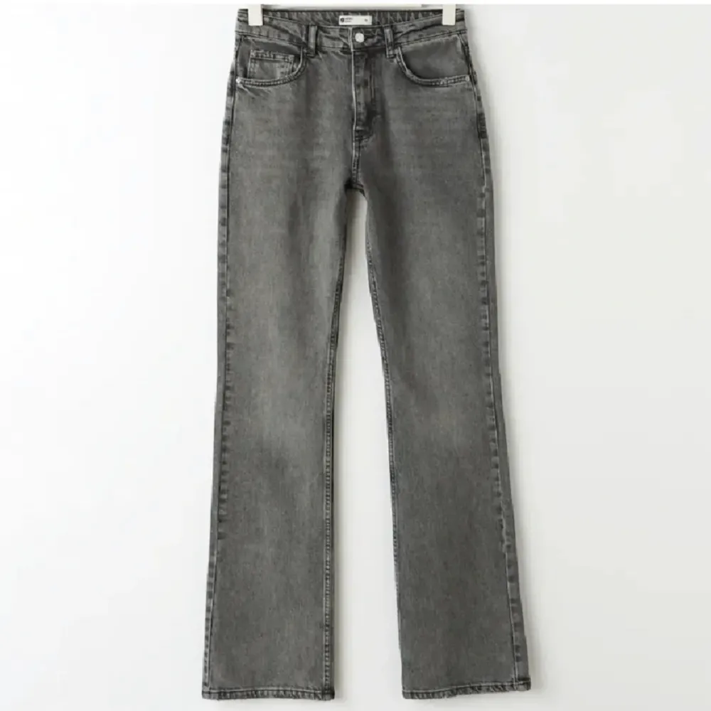 Mörkgråa perfect jeans från Ginatricot helt nya!!men passade inte mig, storlek 34💘 köpta för 500 och oanvända endast testade till bilden, skriv vid frågor!. Jeans & Byxor.