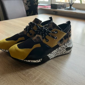 Steve madden - Säljer dessa skor från steve madden. Inte använda bara testade. Äkta såklart. 