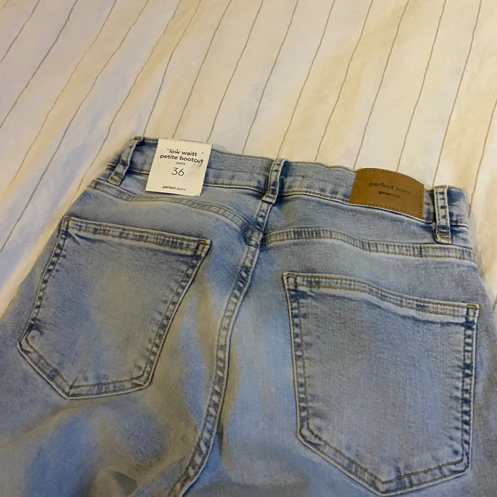 Ljus blå jeans fråg Gina tricot🩵 Aldrig Andvänds & pris kan Diskuteras  Passar för dig som är 1,65 Eller kortare  . Jeans & Byxor.