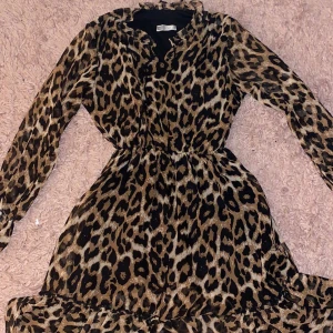 Leopardtryck klänning  - Jätte fin kort leopardtryck sommarklänning