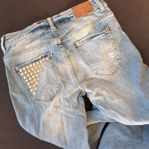 Perfect jeans Gina tricot storlek 25 - Använda endast en gång. Med nitar 