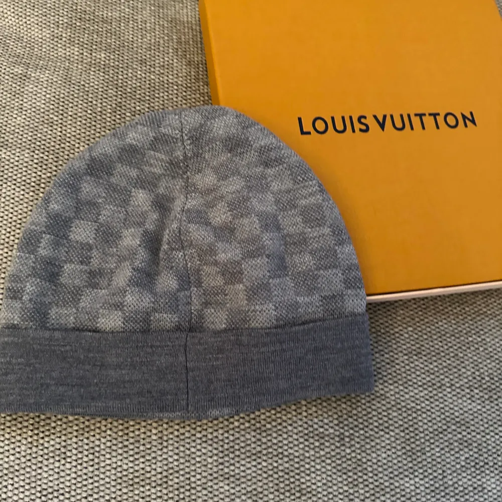 Tjena folket! Säljer en Louis Vuitton mössa med kvitto, färgen grå, vid fler frågor är det bara att skriva.. Accessoarer.