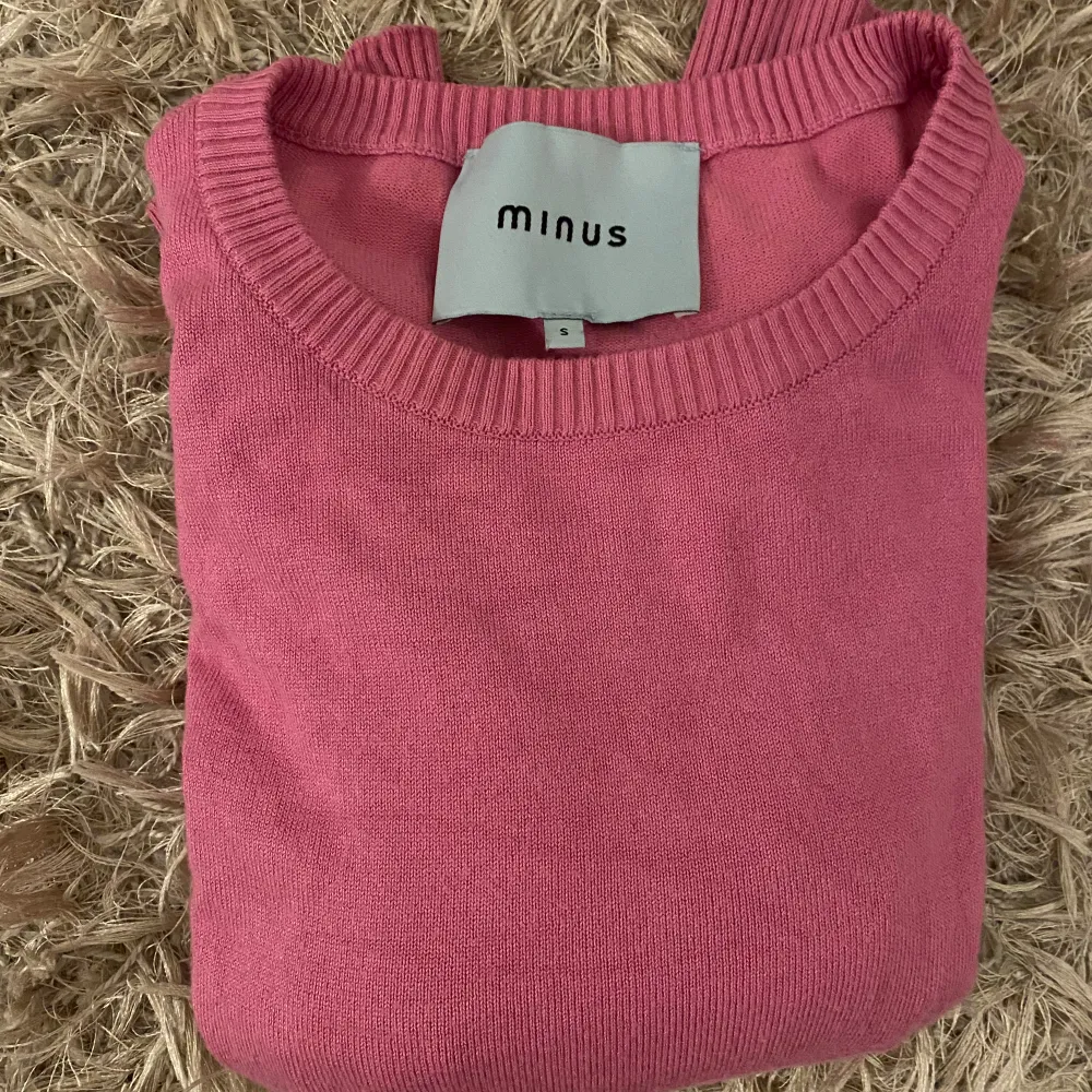 Säljer den här jätte fina rosa stickade t-shirten från minus i storlek S, skulle även passa som XS. Säljer pga ingen användning, tröjan är i bra skick men har 2 små fläckar (se bild 3) på magen. Nypris: 750kr. T-shirts.