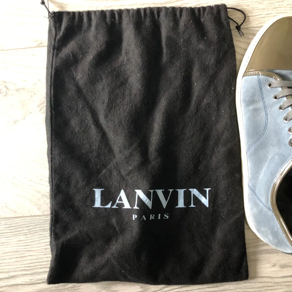 Feta Lanvin skor i nyskick utan några som helst defekter! Skorna är i storlek UK 9 vilket innebär ca 43-44 i EU storlek | Nypris ca 5000 | Dustbag medföljer | För fler frågor kom PM!💫. Skor.