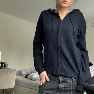 Stickad zip up hoodie  - Marinblå stickad zip up hoodie. Jätte skön men lite nopprig, går att fixa lätt. 45% kashmir 