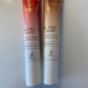 Lumene produkter - Blush och bronzer. Blush i färgen 3 coral blush ca 95% kvar. Pris för blushen: 60kr Bronzer i färgen 2 perfect tan ca 50% kvar. Pris för bronzern 40kr. Priserna är + frakt. Använd inte köp nu utan kontakta mig privat vid intresse😊