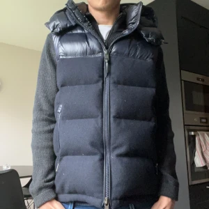 Ralph lauren väst  - Säljer en sjuk snygg Ralph lauren huvväst riktigt bra kvalite skick 9/10 nypris 4500 mitt pris 3200 hör av dig om du har några frågor eller funderingar!  Pris kan diskuteras såklart! ÄKTA! 