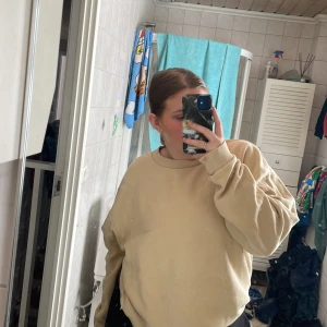 Beige sweatshirt - Oversized fit, beige, använd fåtal gånger.