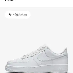 Helt nya och oanvända vita Nike air force som fortfarande ligger i boxen. Creasers medföljer för att inte förstöra skorna. Väldigt stiliga och fina som passar med alla klädstilar. Köpta för 1500 från Nike officiell.