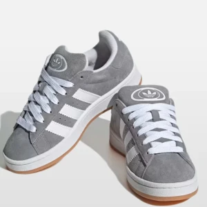 Adidas campus 00.s - Hej!  Säljer nu mina grå adidas campus 00.s Beställda från adidas hemsida.  Säljer pågrund av att dom var lite för små för mig.  Har använt 2 gånger så dom är som nya!!  Skriv privat för fler bilder❤️ 