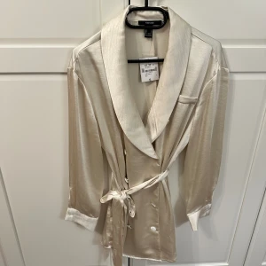 Siden tunika - Aldrig använd. Prislappen kvar.