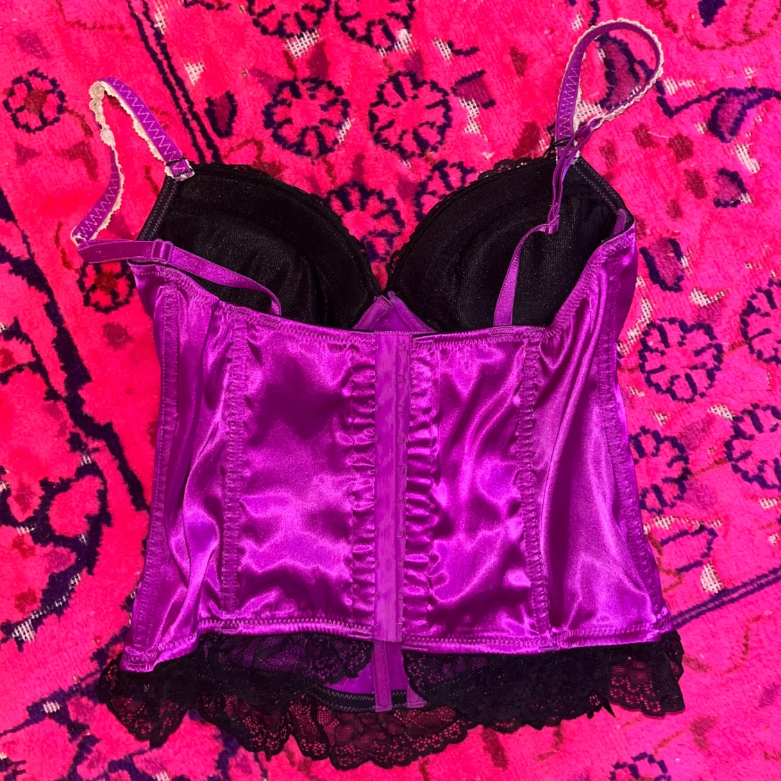 Korsett med rosetter och spets  - 90