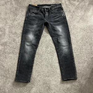 Dondup George jeans - Säljer dessa tvär feta Dondup jeansen i den eftertraktade modellen George. Jag säljer dessa för att de var för små för mig. Skicket är 10/10. Passar perfekt för dig som är kortare än 175. Ny pris 3000kr 