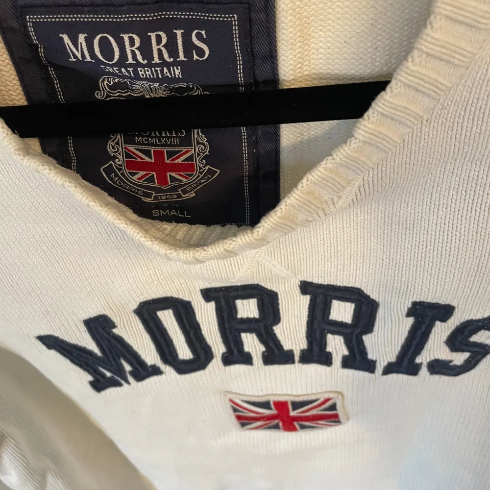 En Morris sweatshirt i storlek Small. Den har inga skador eller liknande. Hör av er vid frågor eller funderingar. . Tröjor & Koftor.