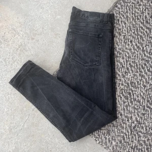 Weekday Friday Black Coal  - Snygga weekday jeans i storlek 30/32. Bra skick! Lite mer slim, passar grisch. Nypris 700kr