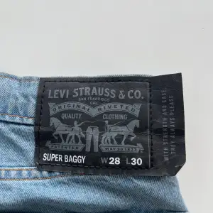 Jag säljer nu mina snygga Levi’s jeans då jag har slutat med skateboard. Dom här jeansen är rätt så baggy och dom har inga hål eller slitningar.