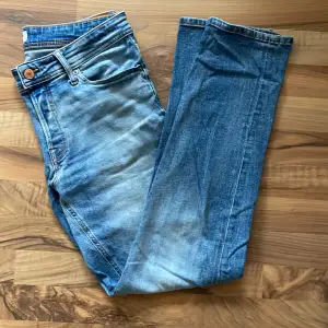 Jeans från Jack&Jones bra skick säljer pga att jag växt ut dem! Nypris 600 säljer för 200