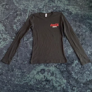 Långärmad tröja  - Långärmad coca cola zero tröja i bra skick🎀