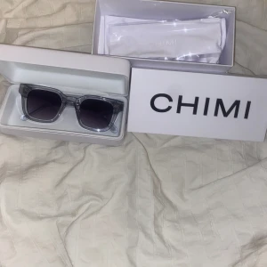 CHIMI solglasögon  - Säljer mina chimi 04 grey köpta förra sommaren men knappt använda eftersom dom inte passar mig så bra. Skick skicka 10/10 Nypris 1250kr