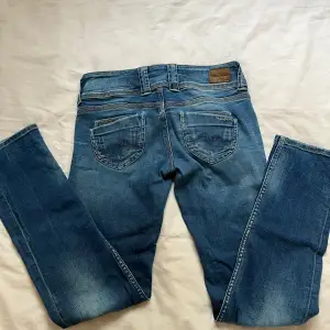 Skit snygga pepe jeans som jag säljer för att de är för små för mig! Sitter lågmidjat och passar mig i längden som är 1,70!💓💓