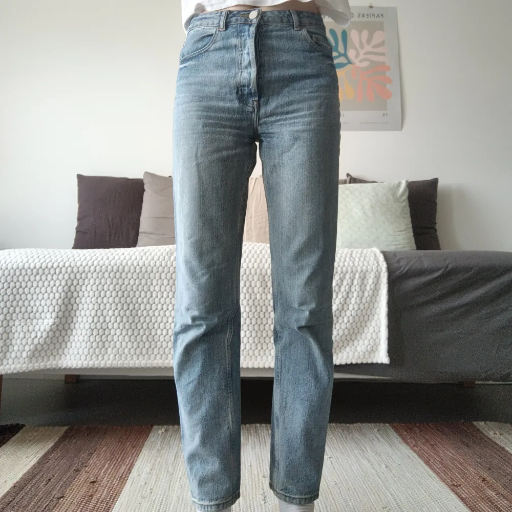 Raka midwaist mom jeans från ASOS Tall. Är perfekta bacic jeans men är tyvärr lite för stora för mig. Passar i längd för mig som är 181 lång men är snygga att vika upp vid fötterna för någon som är mellan 170-180 💕. Jeans & Byxor.